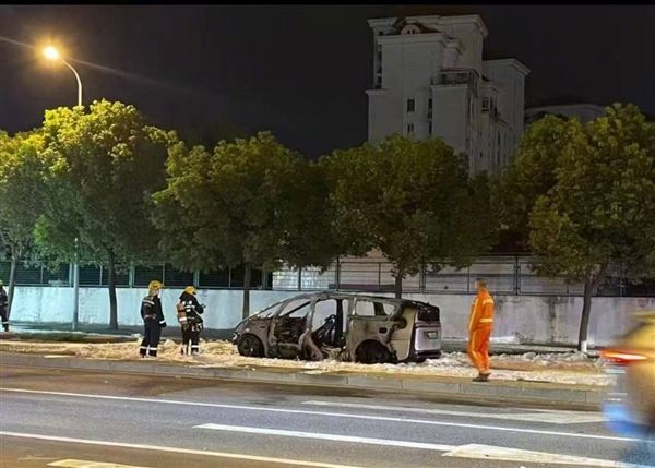 机器人因「手」再次延期；理想回应 MEGA 起火事件 极客早知道pg模拟器试玩ChatGPT 上线「公司知识库」；Optimus(图9)